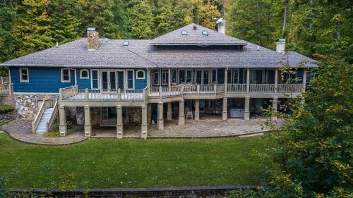 The West Wing Five-bedroom Holiday Home