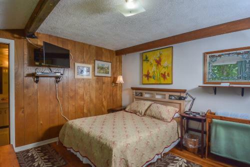 Simpson's Sanctuary Three-bedroom Holiday Home