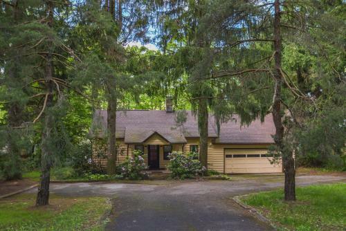 Simpson's Sanctuary Three-bedroom Holiday Home