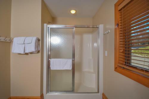 Irvana Six-bedroom Holiday Home