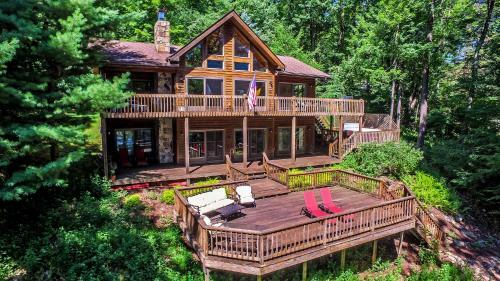 All Decked Out Four-bedroom Holiday Home