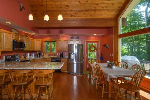 Slip Away Chalet Four-bedroom Holiday Home