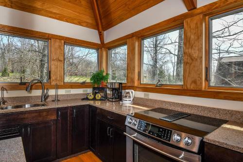 Hawk Mountain Five-bedroom Holiday Home