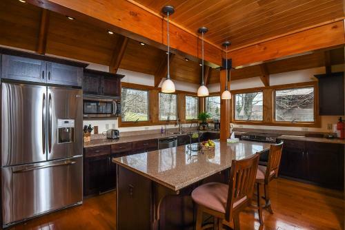 Hawk Mountain Five-bedroom Holiday Home