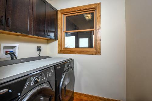 Hawk Mountain Five-bedroom Holiday Home
