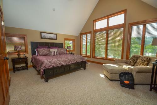 Firefly Cove Four-bedroom Holiday Home