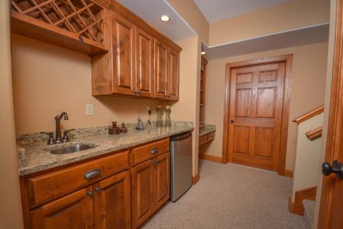 Firefly Cove Four-bedroom Holiday Home