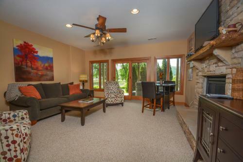 Firefly Cove Four-bedroom Holiday Home
