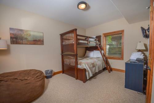 Firefly Cove Four-bedroom Holiday Home