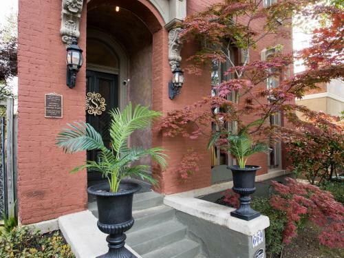 Downtown Memphis Shellcrest Apartments