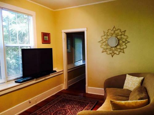 Historic Gated 6 Bdr Villa W/pool In Coconut Grove
