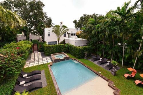 Historic Gated 6 Bdr Villa W/pool In Coconut Grove