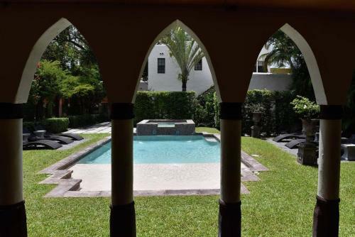 Historic Gated 6 Bdr Villa W/pool In Coconut Grove