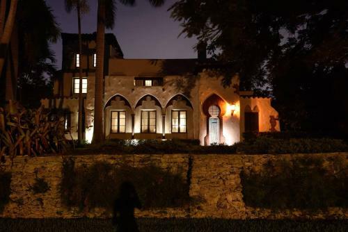 Historic Gated 6 Bdr Villa W/pool In Coconut Grove