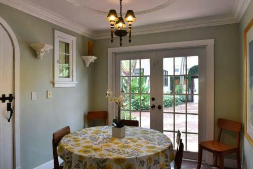 Historic Gated 6 Bdr Villa W/pool In Coconut Grove