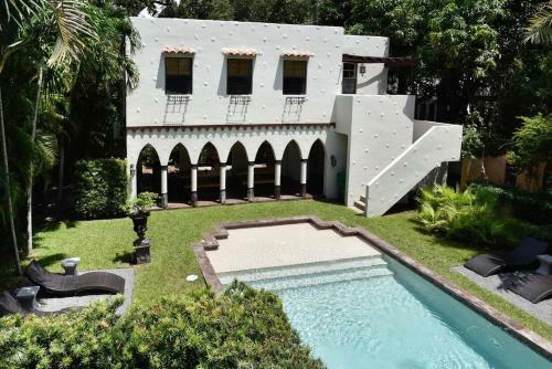 Historic Gated 6 Bdr Villa W/pool In Coconut Grove