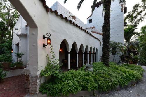 Historic Gated 6 Bdr Villa W/pool In Coconut Grove