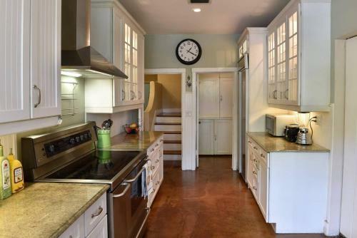 Historic Gated 6 Bdr Villa W/pool In Coconut Grove