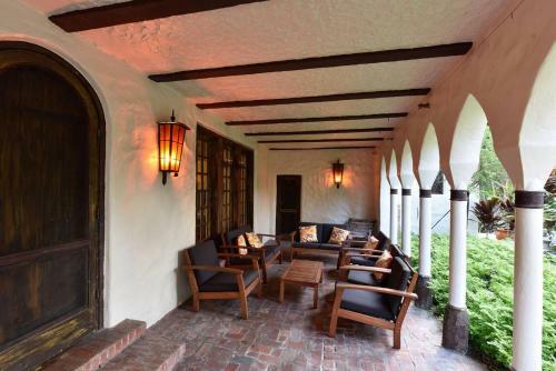 Historic Gated 6 Bdr Villa W/pool In Coconut Grove