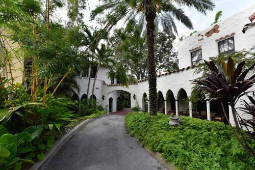 Historic Gated 6 Bdr Villa W/pool In Coconut Grove
