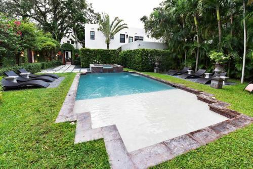 Historic Gated 6 Bdr Villa W/pool In Coconut Grove