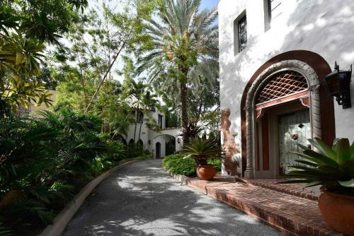 Historic Gated 6 Bdr Villa W/pool In Coconut Grove