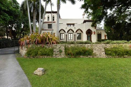 Historic Gated 6 Bdr Villa W/pool In Coconut Grove