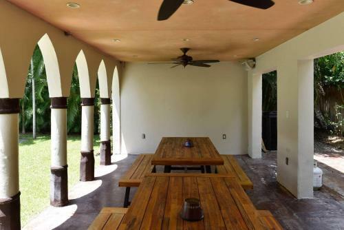 Historic Gated 6 Bdr Villa W/pool In Coconut Grove