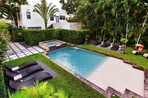 Historic Gated 6 Bdr Villa W/pool In Coconut Grove