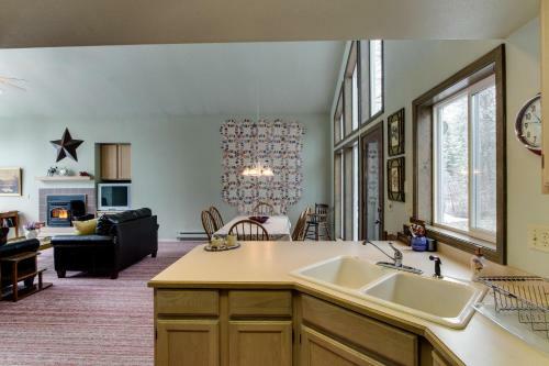 Toney Family Legacy With Payette Lake Access