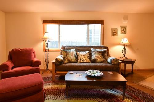 Casa Silverado 3 Bedroom Duplex - Clean & Spacious