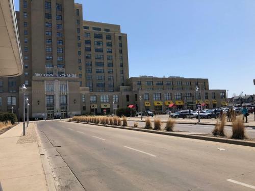 Large, Spacious And Close To Uptown & Downtown!