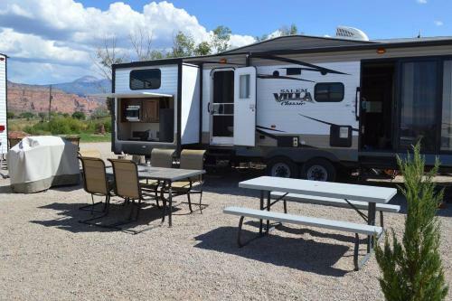 Funstays Glamping: Destination Large Rv Rrrv-3b