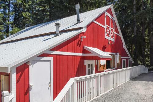 Thunderbird Studio Cabin 1