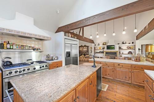 Skyline Forest Delight - Four Bedroom Home - 3721