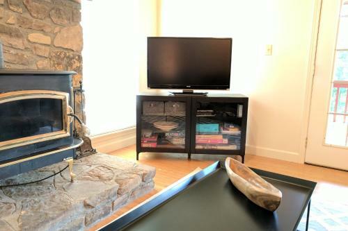 Creekside Hideaway Down On The Creek With Wood Burning Stove