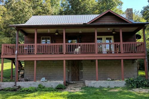 Creekside Hideaway Down On The Creek With Wood Burning Stove
