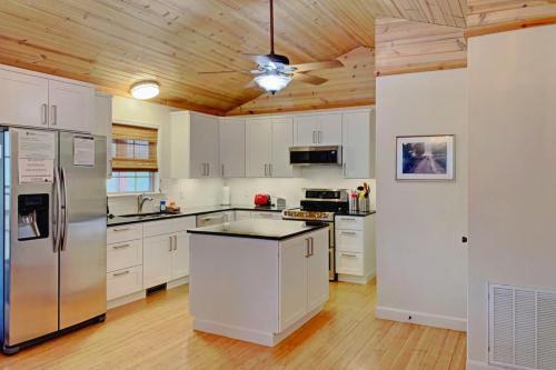 Creekside Hideaway Down On The Creek With Wood Burning Stove