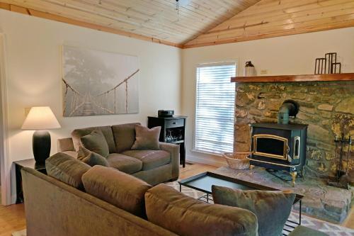 Creekside Hideaway Down On The Creek With Wood Burning Stove