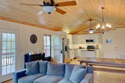 Creekside Hideaway Down On The Creek With Wood Burning Stove