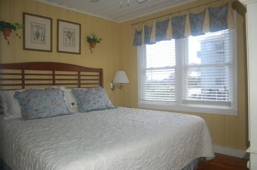 2113-2 Beach Buddies, Up Home