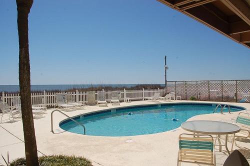 Apartamento 1068-103 Crescent Beach Villas Condo