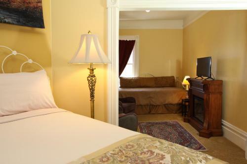 Hennessey House Bed And Breakfast