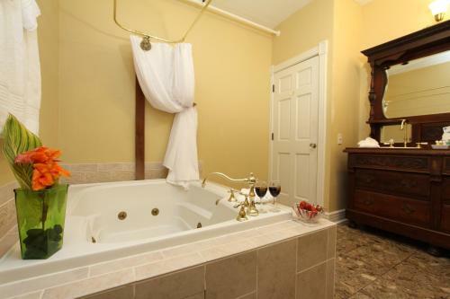 Hennessey House Bed And Breakfast