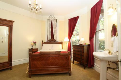 Hennessey House Bed And Breakfast