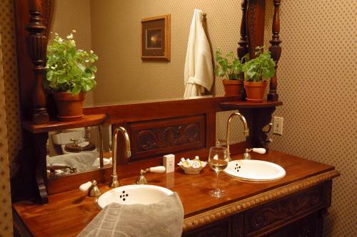 Hennessey House Bed And Breakfast