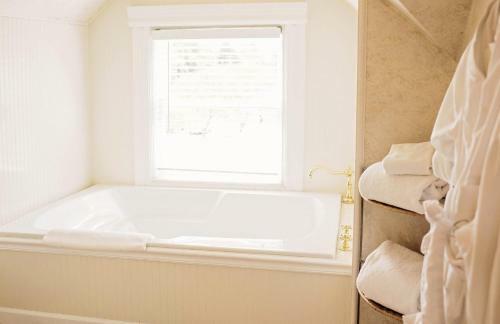 Bed & Breakfast 1801 First Luxury Inn