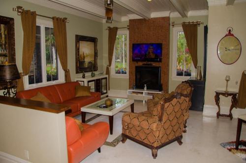 Luxury Estate Near Ritz Carlton And Beach