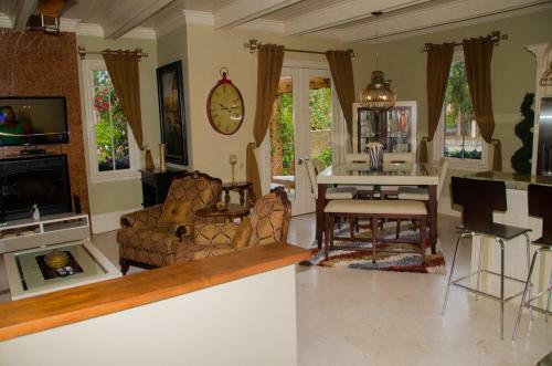 Luxury Estate Near Ritz Carlton And Beach