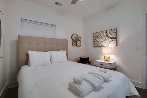 10 Bed, 3.5 Bath Roof Deck Home